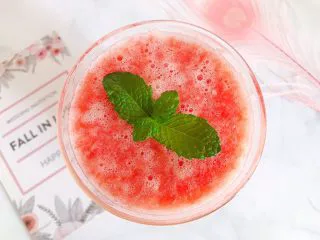 蜂蜜荔枝西柚汁,再摆放上一片薄荷叶点缀装饰,我们的这一杯蜂蜜荔枝西柚汁就完成了