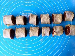 老北京小吃十三绝—驴打滚,用刀切成小块，每切一次刀就蘸一次水，这样切出来的面更好看