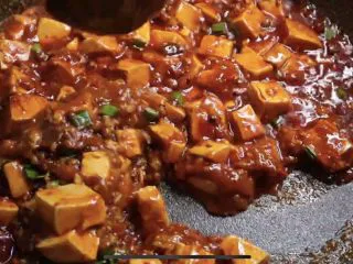 麻辣鲜香的麻婆豆腐,下青蒜叶翻炒均匀，勾芡起锅