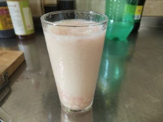 柠檬蜜桃养乐多—夏天的快乐,再倒入雪碧或者其他气泡水