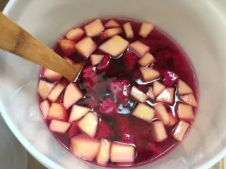 夏日果味酵素饮品,每天早晚各搅拌一次。夏天3-4天。冬天一周。