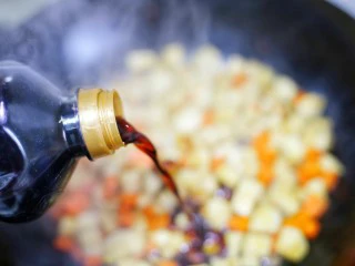 米饭杀手肉末炒杏鲍菇,加2勺生抽。