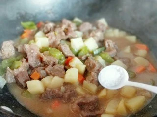 做年货+别有一番风味的牛肉浓汤,最后加入盐。