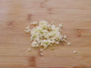 金针酸汤肥牛,大蒜切末。