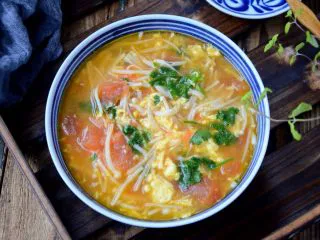 番茄金针菇鸡蛋汤,酸甜嫩滑。