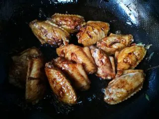 家常菜啤酒鸡翅,煎到两面微黄时，可以加入适量老抽及冰糖。小火炒一会。