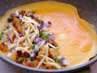 秘制异国风味鸡胸肉腌料&绝佳搭配 （减肥必备）,倒入混合好的绿辣椒洋葱鸡肉丁 撒上一层马苏里拉芝士