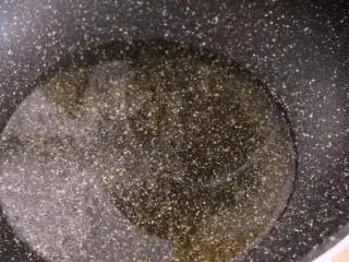 东北经典传统小吃:东北饭包,起油锅,下洋葱碎爆香