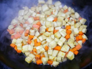 米饭杀手肉末炒杏鲍菇,大火翻炒至杏鲍菇显干爽状态。