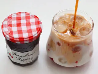 树莓果酱拿铁,再倒入咖啡液。