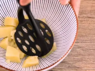 东北经典传统小吃:东北饭包,土豆蒸软后,压碎备用