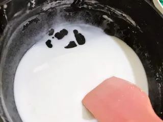 广式小吃——香甜Q弹伦教糕,再次最小火加热1分钟(期间也要不停搅拌) 离火后继续搅拌2分钟让温度降下来 划重点:最后得到的是如图略微浓稠的粉浆,绝对不是透明的糊状