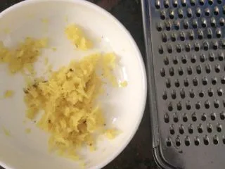 甘草水果～潮汕小吃之一,用刨丝器刨碎。