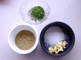 秘制异国风味鸡胸肉腌料&绝佳搭配 （减肥必备）,混合迷迭香 欧芹叶 盐和切碎的大蒜2瓣