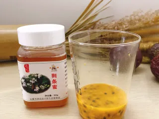 百香果蜜糖水,准备好蜂蜜
