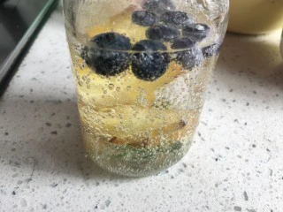 蓝色之恋 夏日饮品,倒入杯中