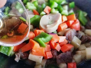 做年货+别有一番风味的牛肉浓汤,加入红酒和浓汤宝。