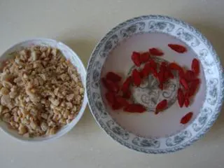 兰州小吃:牛奶鸡蛋醪糟,炸花生去皮切碎,枸杞用温水泡软,