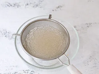 可以吸着喝的杨枝甘露,将变成透明的西米捞出过凉水，等西米变凉后再捞出沥干水分备用