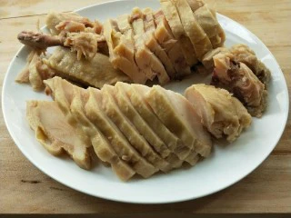 花雕酒焗藤椒手撕鸡,解冻后切块。