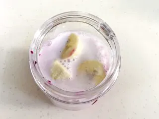 火龙果香蕉奶昔,接着倒入纯牛奶。