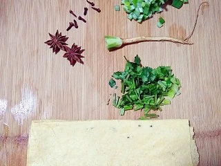 嘎巴菜――天津传统小吃,准备食材。香菜洗净,根切下备用,剩余的切小段。葱姜切末备用。