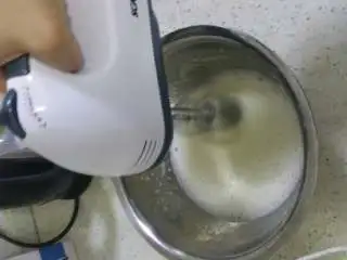 风味纸杯戚风蛋糕,蛋清加入少许柠檬汁用打蛋器搅拌至泡芙