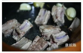 田园风味【南瓜烧排骨】,将排骨煎至两面金黄