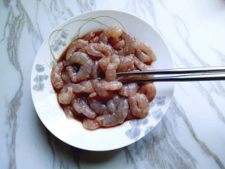 #东南亚风味的#椰汁咖喱虾,用筷子搅拌均匀，放旁边腌制15分钟。