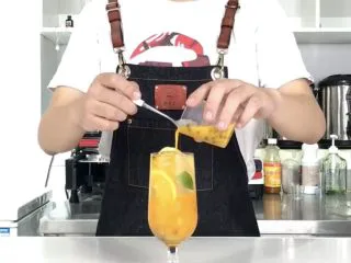 无酒精鸡尾酒，让你轻松尬过战斗民族！,加入百香果果肉