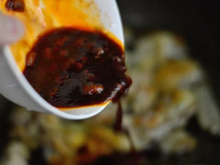 酱烧土豆鸡翅,倒入酱汁 