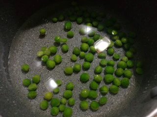 北京传统经典小吃-老北京麻豆腐,青豆放水里煮一下，出锅泡冷水。