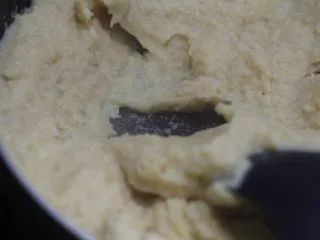 老北京小吃之“豌豆黄”,水份炒到这种快要结块的状态加2勺植物油,你要想吃顺滑一点的口感就再多加点油。