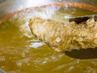 中东风味鸡肉华夫饼,现在,来制作鸡肉吧!准备一个深型煎锅,中高火加热适量橄榄油至160摄氏度。