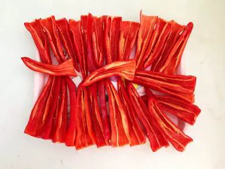 百搭风味辣椒酱,把辣椒摆放在盘中，晾至辣椒里外干爽