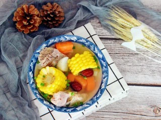 玉米胡萝卜山药排骨汤,先来一大碗,看着好诱人啊,有木有!