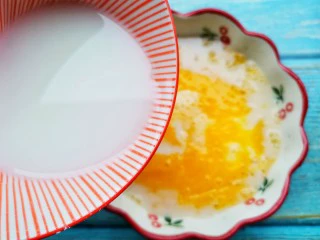 软糯香甜的多芒小丸子,倒入牛奶拌匀,