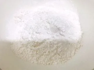 广式小吃——钵仔糕,碗里加入钵仔糕粉