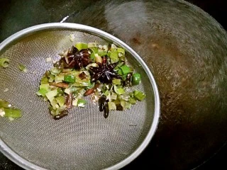 嘎巴菜――天津传统小吃,煮3-5分钟后,将调料捞出。