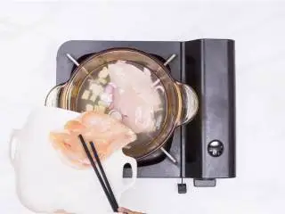 墨西哥风味鸡肉配麻酱乌冬面,鸡胸肉 化冻后放入锅中,加入1000毫升水,大火煮开后转小火,加入洋葱片、姜片和蒜片,撇去泡沫,煮至大约20分钟后捞出鸡胸肉沥干备用(汤不要倒)。
