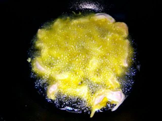 #猪里脊# 糖醋里脊,锅中放入适量植物油，油七成热放入挂好面糊的里脊肉，炸至金黄