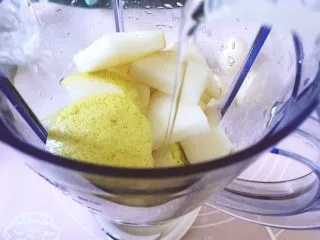 健康饮品之黄瓜雪梨汁,加入100ml的清水，最好用可直接喝的矿泉水