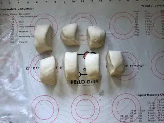 河南小吃-羊肉烩面,10、切成7份,盖上保鲜膜松弛10分钟。