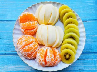 自制高颜值低卡水果茶,苹果、猕猴桃、橙子切片，