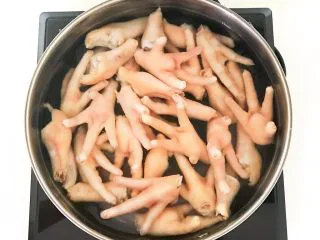 私房菜 密制酸辣鸡爪,另起锅,锅里加入冷水,放入焯好的鸡爪