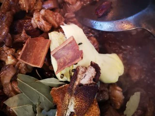 秘制红烧牛肉,加入姜、桂皮、陈皮和香叶