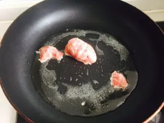 超级下饭的豆角焖饭，爱吃面食的北方人不容错过,先放肉，炒至金黄