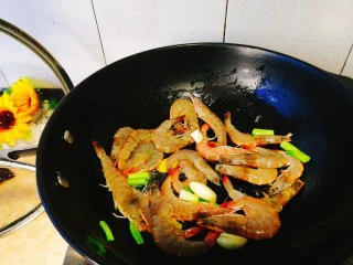 家常菜+红烧明虾,把虾下去快速翻炒