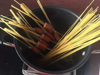 通心肠番茄意面,锅里煮沸水后，放入百味来意面到锅里煮，锅里加入适量盐