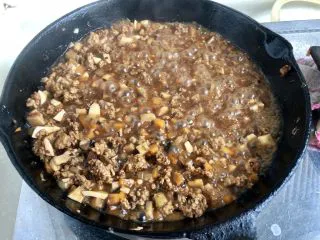 土豆的101种吃法➕火山肉末土豆泥,尝下味道,根据个人口味添加少许食盐,因为是做浇头拌土豆泥。可以比平时炒菜口味稍微咸一点。